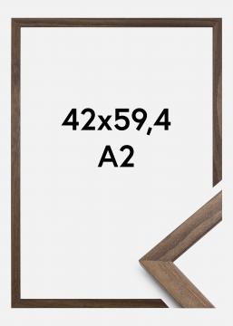 Stilren Valnøtt er en bred bilderamme i tre. Størrelse 42x59,4 cm (A2)