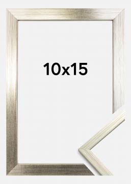 Edsbyn Sølv er en tynn stilren sølvramme i tre, perfekt til bildeveggen. Laget i Sverige. Størrelse 10x15 cm
