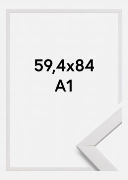Stilren Hvit er en bred bilderamme i tre. Størrelse 59,4x84 cm (A1)