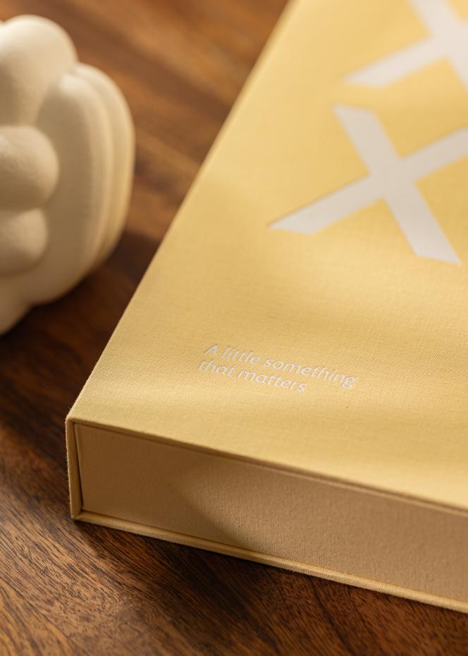 KAILA XOXO Yellow - Coffee Table Photo Album (60 Svarte Sider / 30 Ark)