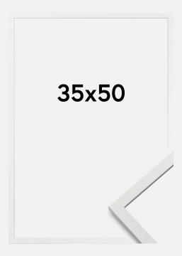 Edsbyn Hvit er en tynn stilren hvit ramme i tre, perfekt til bildeveggen. Laget i Sverige. Størrelse 35x50 cm