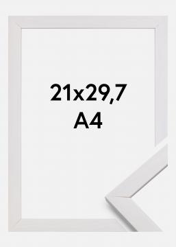 Stilren Hvit er en bred bilderamme i tre. Størrelse 21x29,7 cm (A4)
