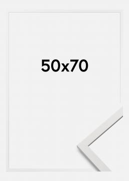 Edsbyn Hvit er en tynn stilren hvit ramme i tre, perfekt til bildeveggen. Laget i Sverige. Størrelse 50x70 cm