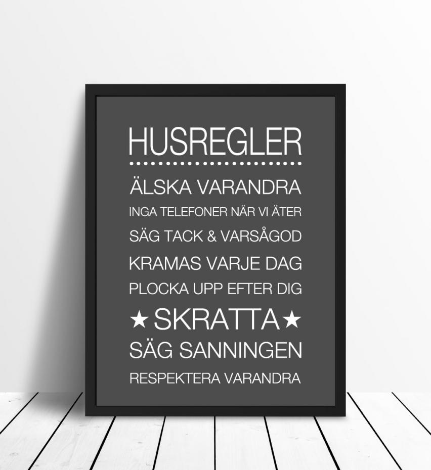 Husregler - Mrkegr med hvitt trykk Plakat