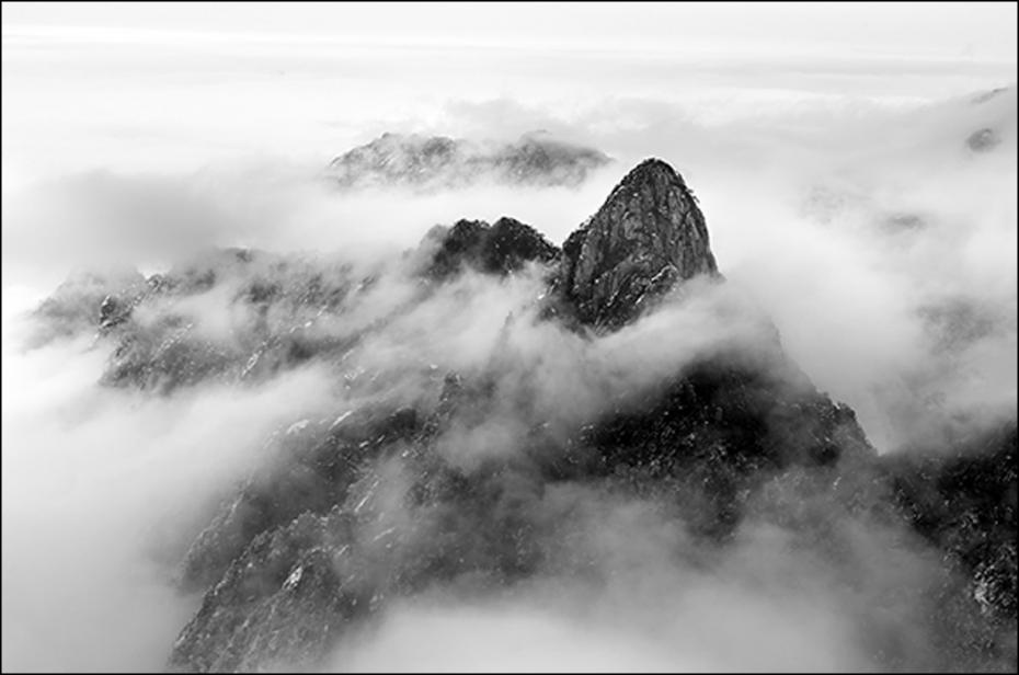 Mountain Black & White 50x70 cm
