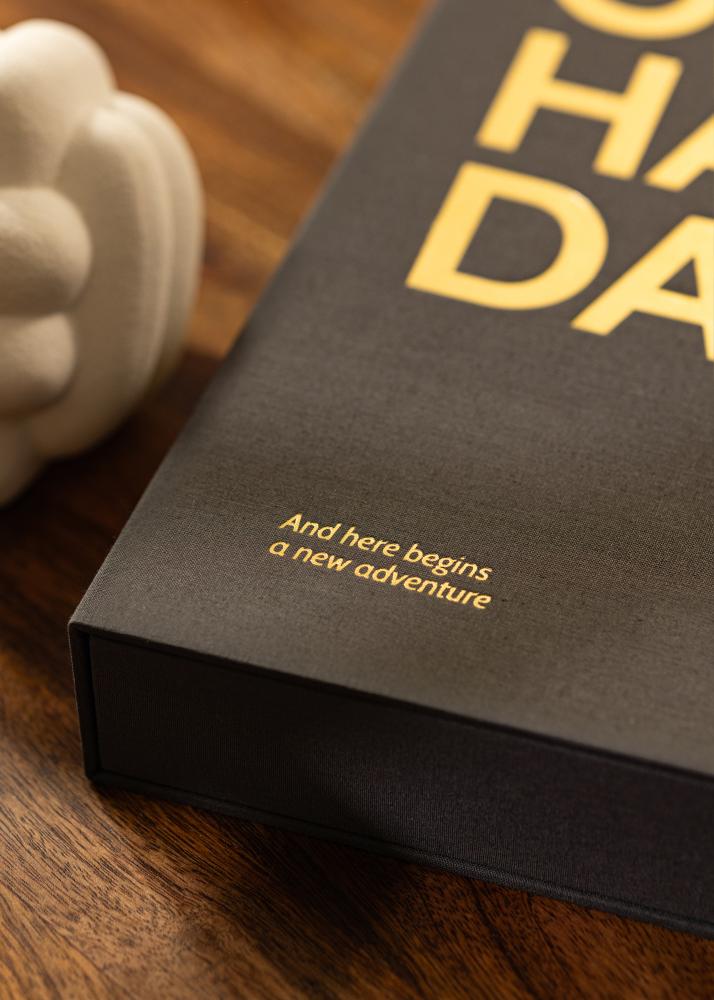 KAILA OH HAPPY DAY Black - Coffee Table Photo Album (60 Svarte Sider / 30 Ark)