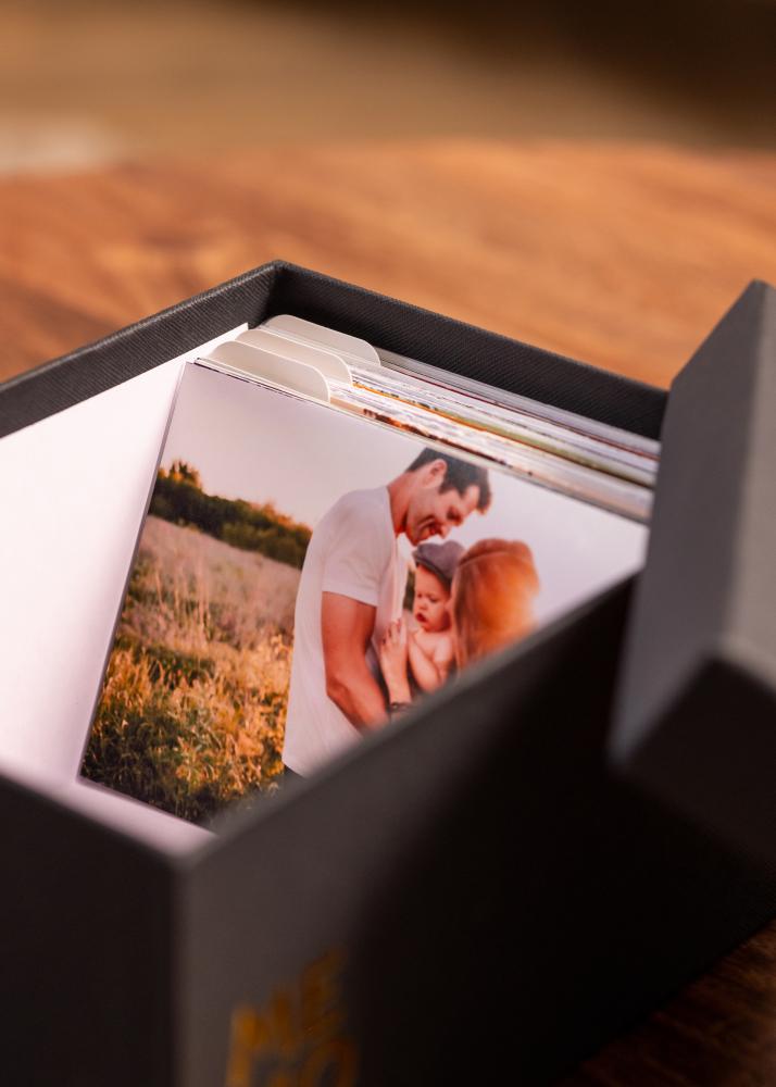 KAILA MEMORIES Fotoboks (700 bilder i 10x15 cm) - Svart