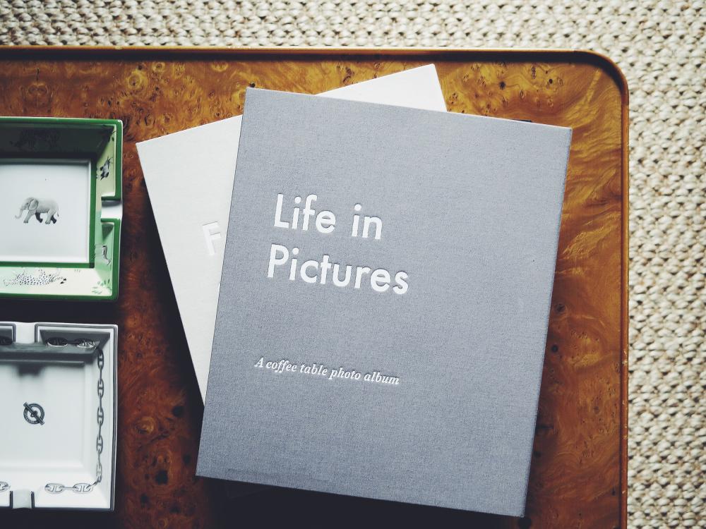 Life in Pictures Grey - A Coffee Table Photo Album (60 Svarte Sider / 30 ark)