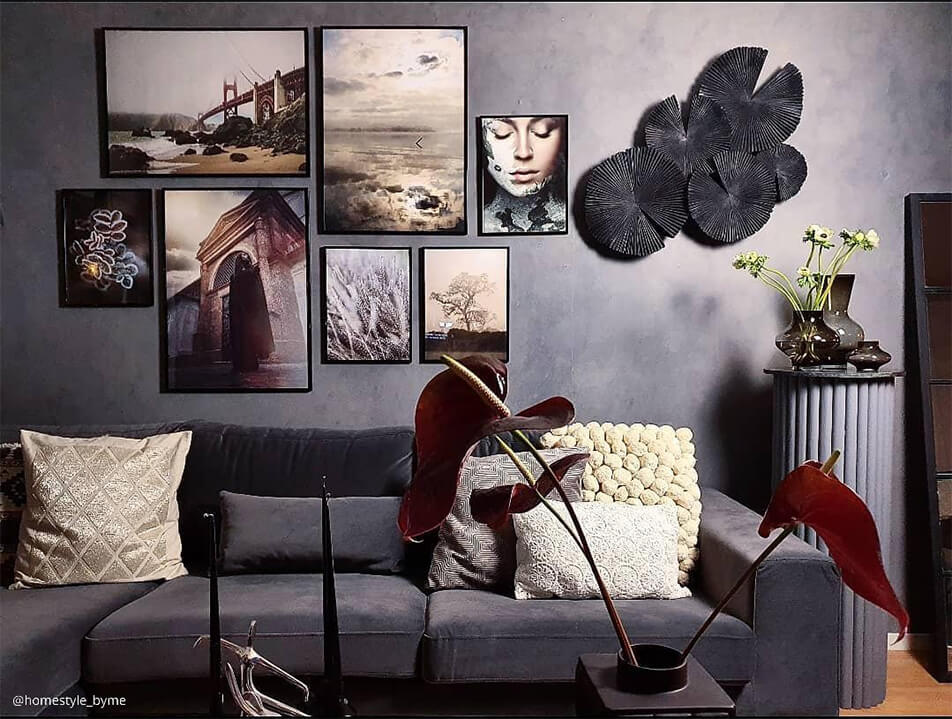 Stue i grå fargeskala – bildevegg ovenfor fløyelssofa